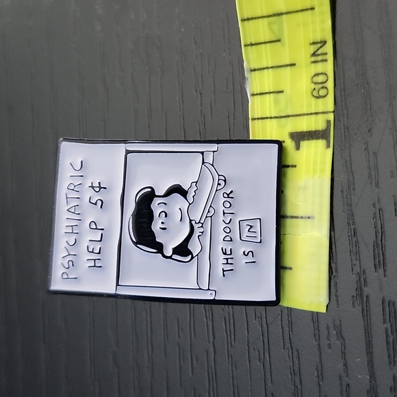 Peanuts Lucy Pin - Picture 5 of 5